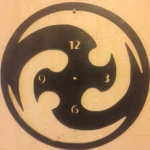 Horloge thème zarbi en métal découpé