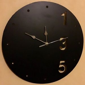 Horloge moderne en métal découpé