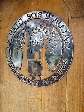 Logo réalisé pour un client, hébergement cabanes dans les arbres