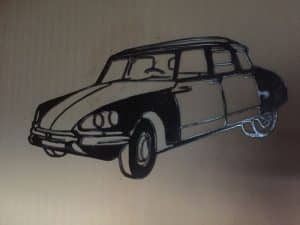 Silhouette de Citroën DS en métal découpé