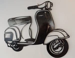 Scooter Piaggio en métal découpé largeur 75 cm