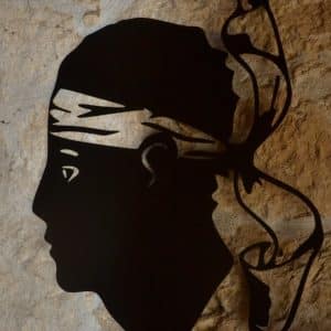 Silhouette d'un maure en métal découpé, décoration murale